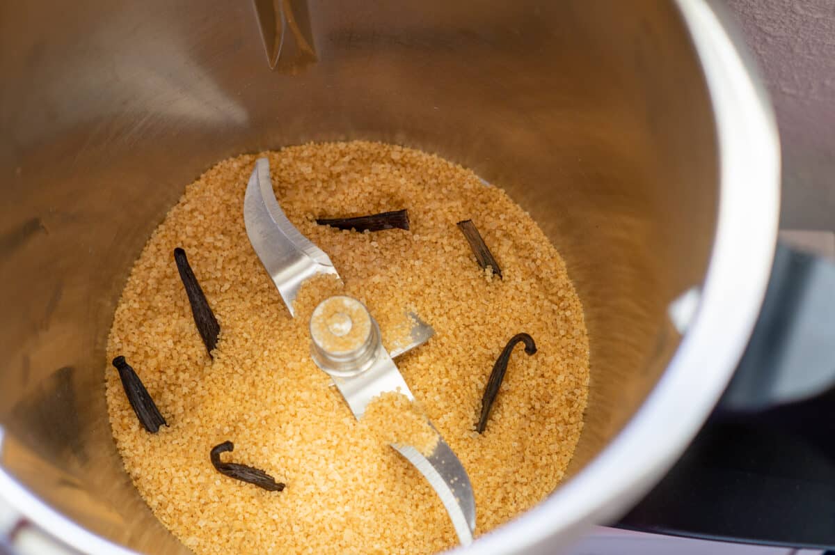 Sugar and vanilla pods in the Thermomix®