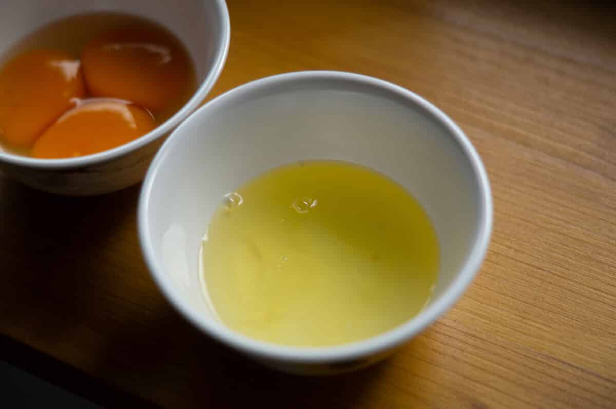 Separating eggs for the egg whites in the vanilla schmarrn