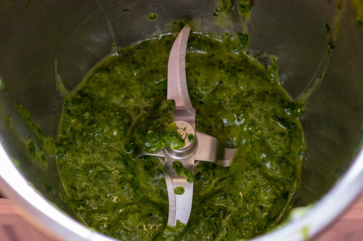Chopping wild garlic and oil in the Thermomix®